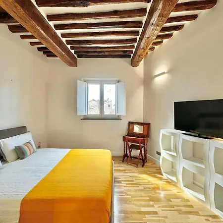 Vetrina In Luxury Apartment