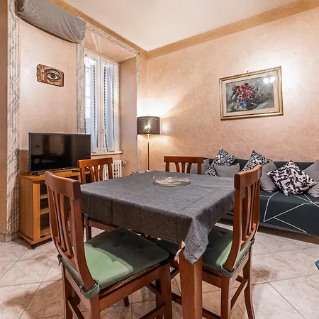 Chiara - Tiburtina Train Station Apartment