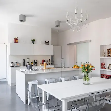 Trastevere Modern 4br 4baths, Wifi, Ac, Custom Kitchen, Living