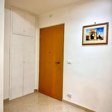 700 Meters From The Metro Holiday home *