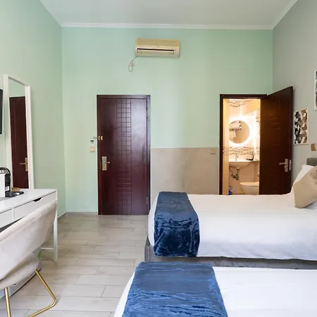 Leoni Di Giada - Close To Station 3* Rome