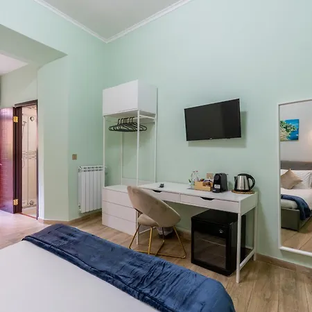Leoni Di Giada - Close To Station 3*