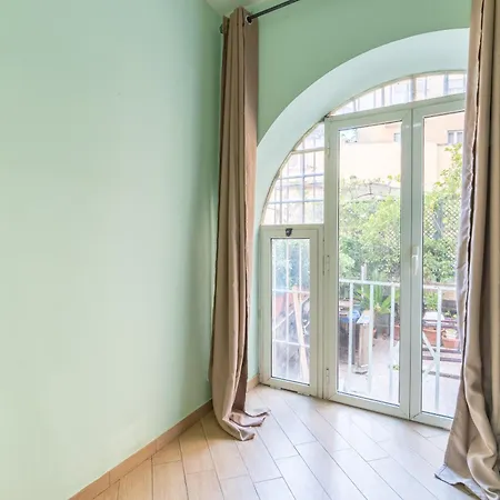 Leoni Di Giada - Close To Station 3* Rome
