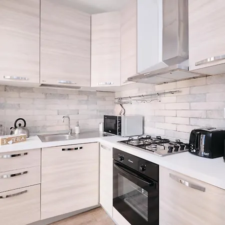 A Few Minutes From The Colosseum - Free Wi-fi & Netflix Apartment