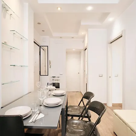 A Few Minutes From The Colosseum - Free Wi-fi & Netflix Apartment Rome