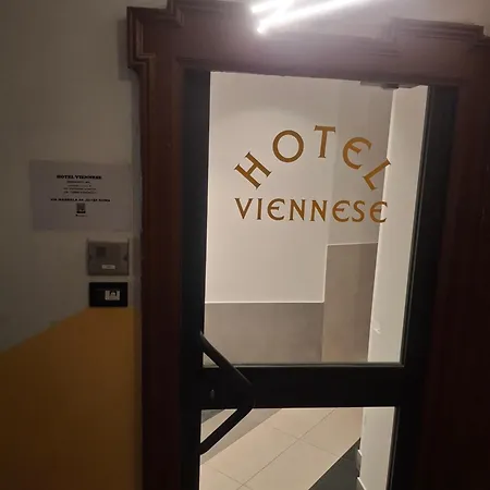 Viennese Hotel *