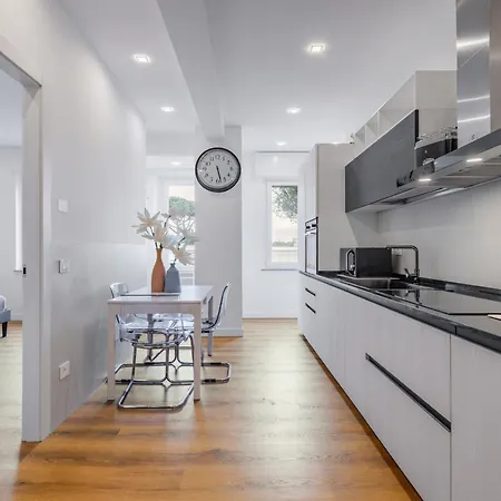 Apartment Delina- Luxury Metro A *