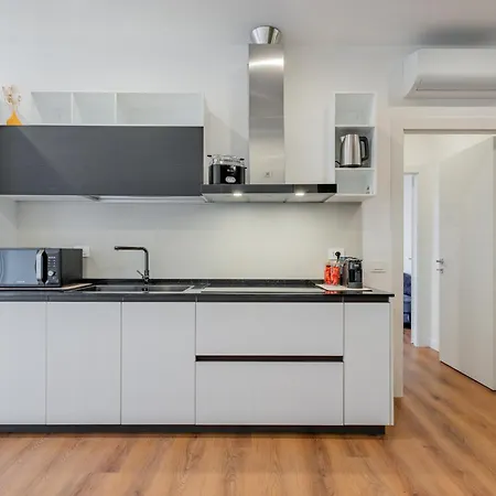 Apartment Delina- Luxury Metro A *