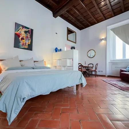 Pantheon Apartment *