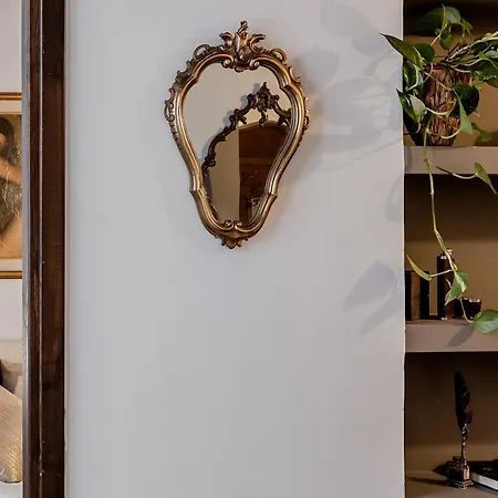 Trevi Fountain Stylish Apartment