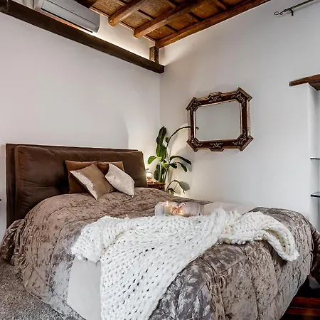 Trevi Fountain Stylish Apartment