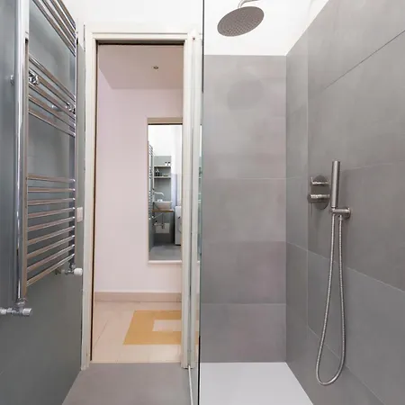 Apartment The Rent - Sunny Three-bedroom Near Ottaviano Metro Stop *
