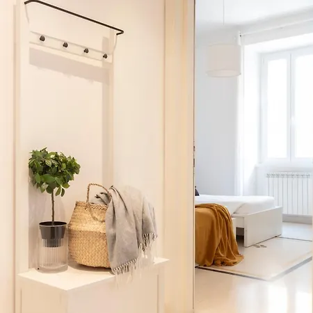 The Rent - Sunny Three-bedroom Near Ottaviano Metro Stop *