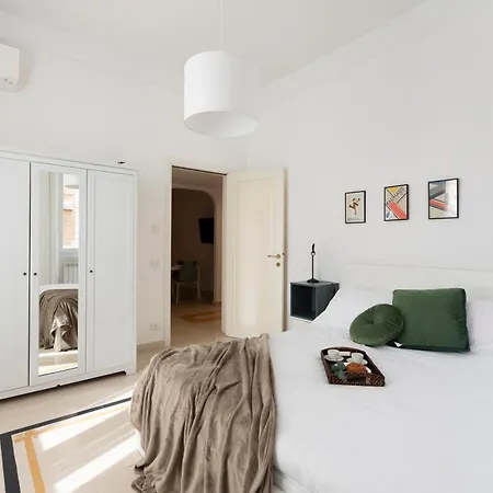 The Rent - Sunny Three-bedroom Near Ottaviano Metro Stop Rome