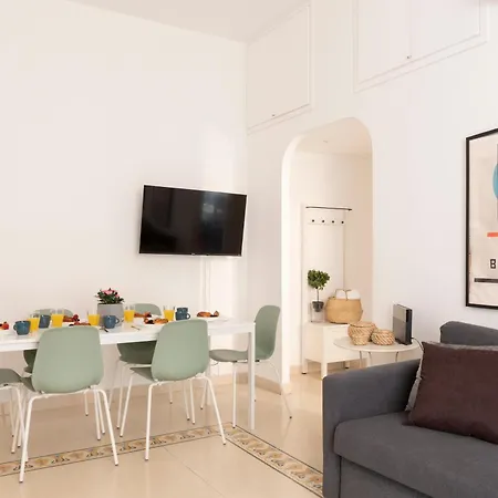 Apartment The Rent - Sunny Three-bedroom Near Ottaviano Metro Stop *