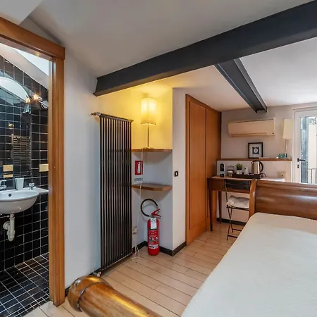 Orange With Bathroom And Shared Terrace