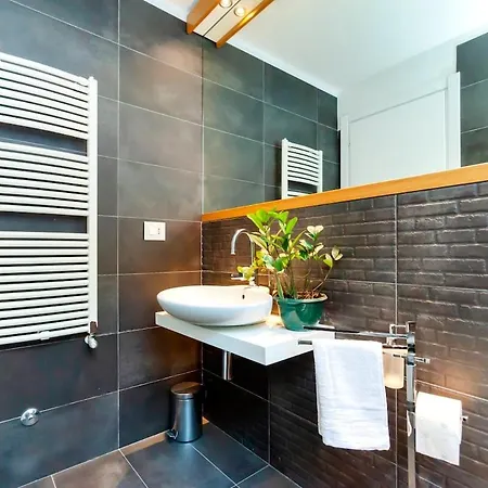 River House Apartment *