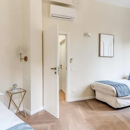 3 Minutes Walk From Termini Station With Temple View
