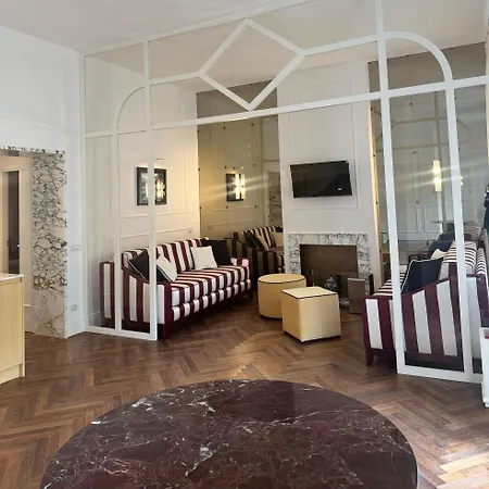 Piazza Venezia Luxe Apartment *