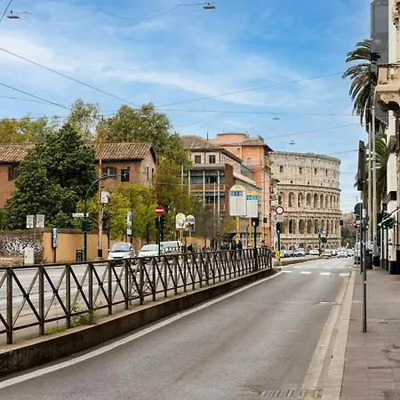 & Outdoor Patio - Colosseum & Fori Imperiali Apartment *