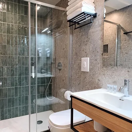 Honeycomb Apartment Rom