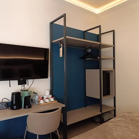 Honeycomb Apartment Rom