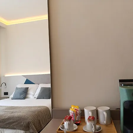 Honeycomb Apartment Rom
