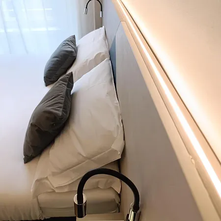 Honeycomb Apartment Rom