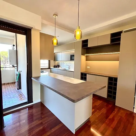 Stylish Spacious 3-bedroom Apartment, Open-space Kitchen, 3 Balconies! Roma
