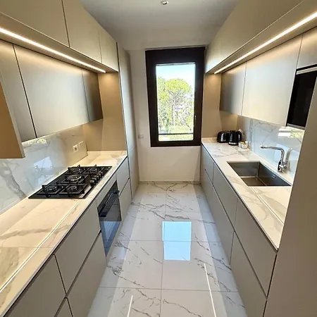 Stylish Spacious 3-bedroom Apartment, Open-space Kitchen, 3 Balconies! * Roma