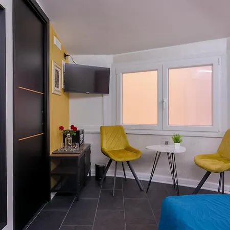 Le Regine - - Adult Only *