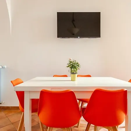 Design Ironico, 10 Minutes Termini, 20 Minutes Colosseum