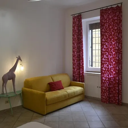 Design Ironico, 10 Minutes Termini, 20 Minutes Colosseum Apartament *