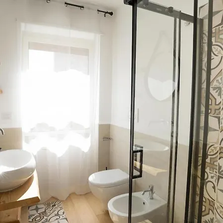 Bright And Modern With Sunny Balcony Lejlighed Rom