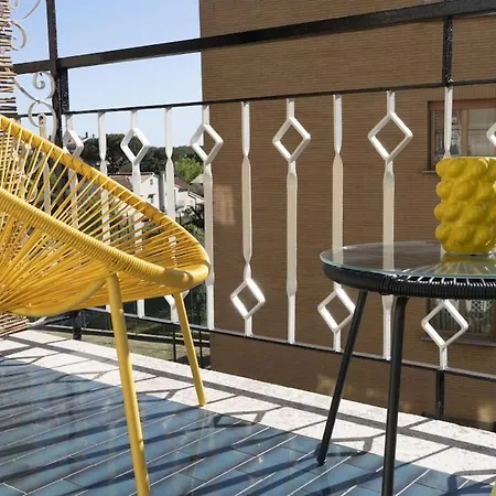 Bright And Modern With Sunny Balcony *