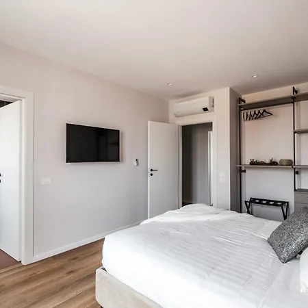 The Rent - Spacious Three-bedroom Flat In The San Giovanni Area Rome