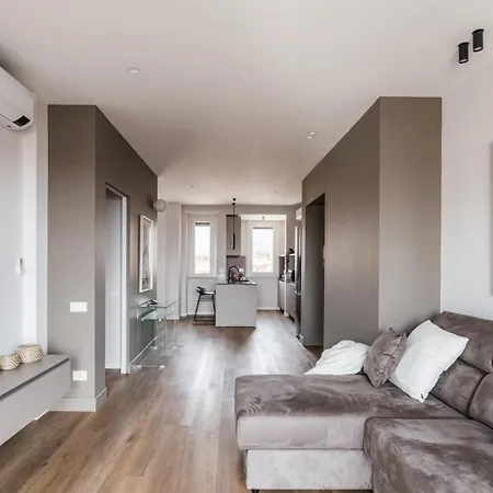 The Rent - Spacious Three-bedroom Flat In The San Giovanni Area Apartment