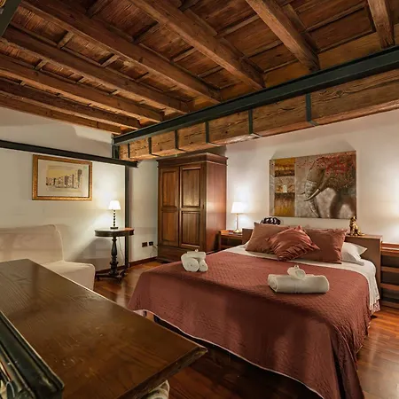 Domus Campo De Fiori Apartment *