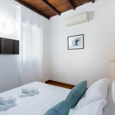 Vicolo Trevi By In Apartment