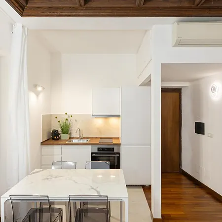 Vicolo Trevi By In Apartment *
