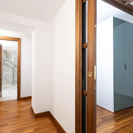 Vicolo Trevi By In Apartment