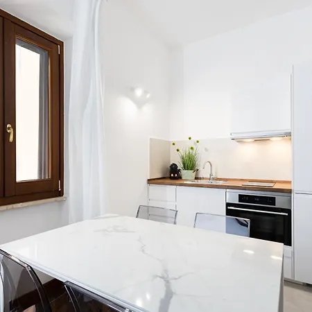 Vicolo Trevi By In Apartment *