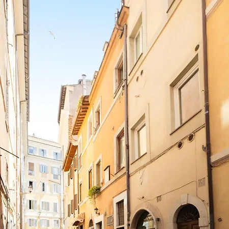 Vicolo Trevi By In