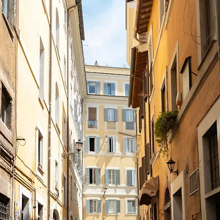 Vicolo Trevi By In Apartment *