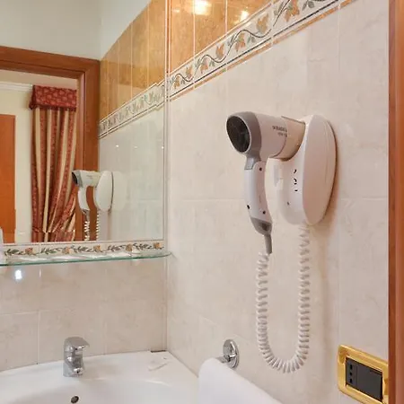 Chicago Hotel 2*