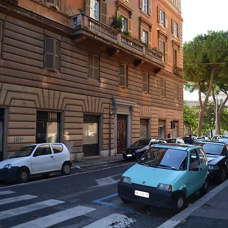 Domus Chiara Al Colosseo Apartment