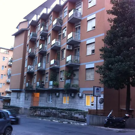 Vatican Balcony Apartment *