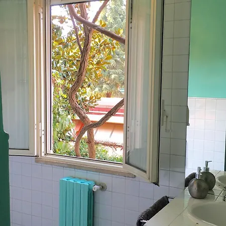 Garibaldi Roof Garden Apartment *