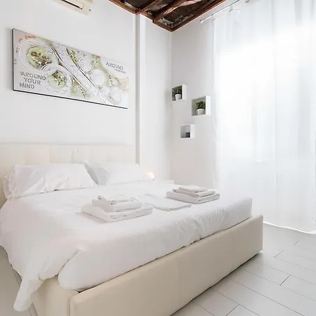 White Ostilia Apartment Rome