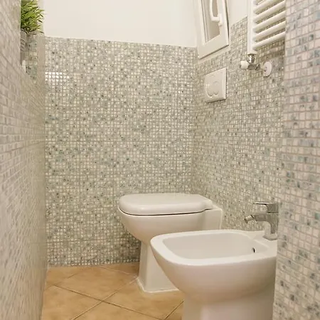 Coliseum Apartment *